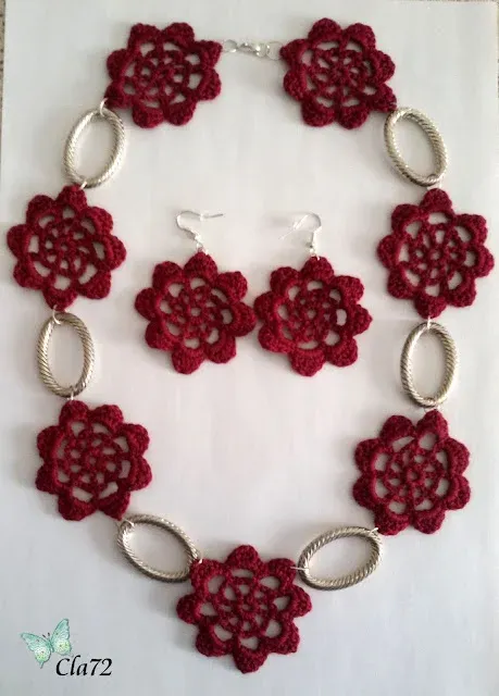 Completo collana più orecchini all'uncinetto