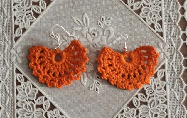 Orecchini all'uncinetto