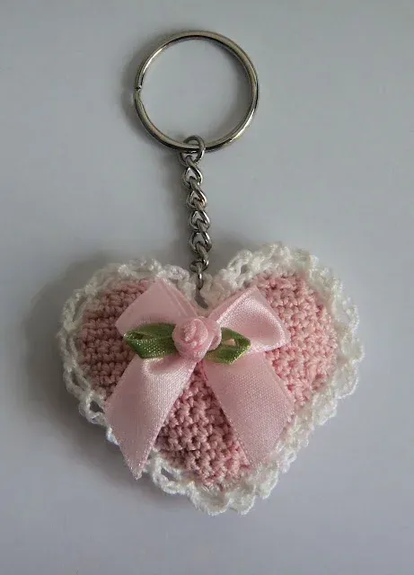 Portachiavi rosa imbottito all'uncinetto