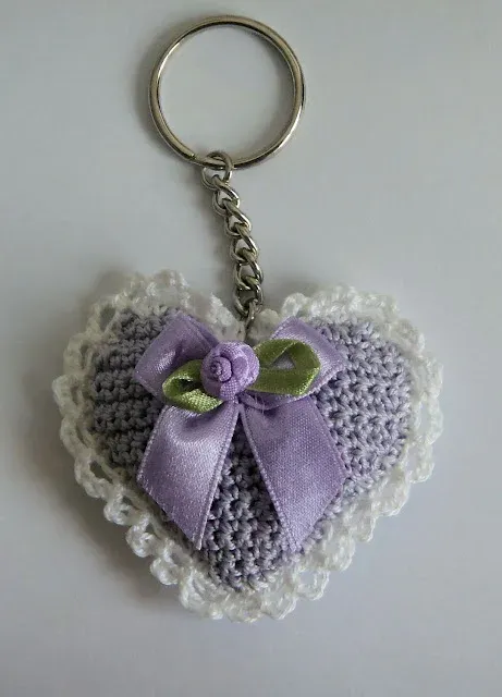 Portachiavi imbottito all'uncinetto