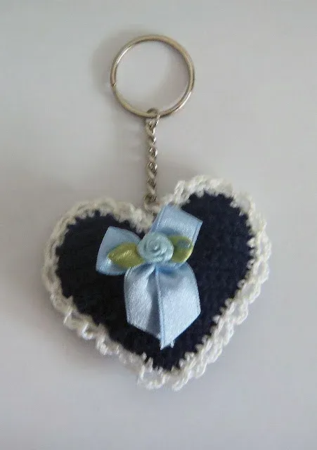 Portachiavi blu imbottito all'uncinetto