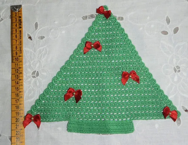 Alberello fuoriporta natalizio all'uncinetto